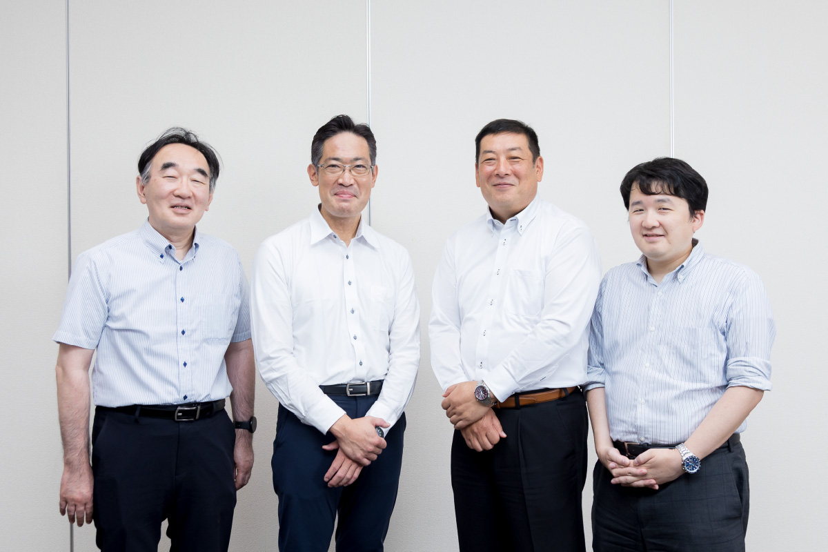 (左から)企業戦略室 松本 洋幸 氏/課長 瀧川 隆介 氏/執行役員 室長 赤塚 正明 氏/係長 尾島 大樹 氏